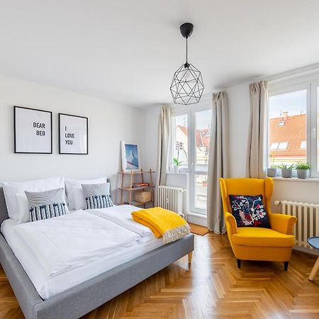 Bright Charming Apt With Terrace, Parking & Airco. 布拉格 外观 照片