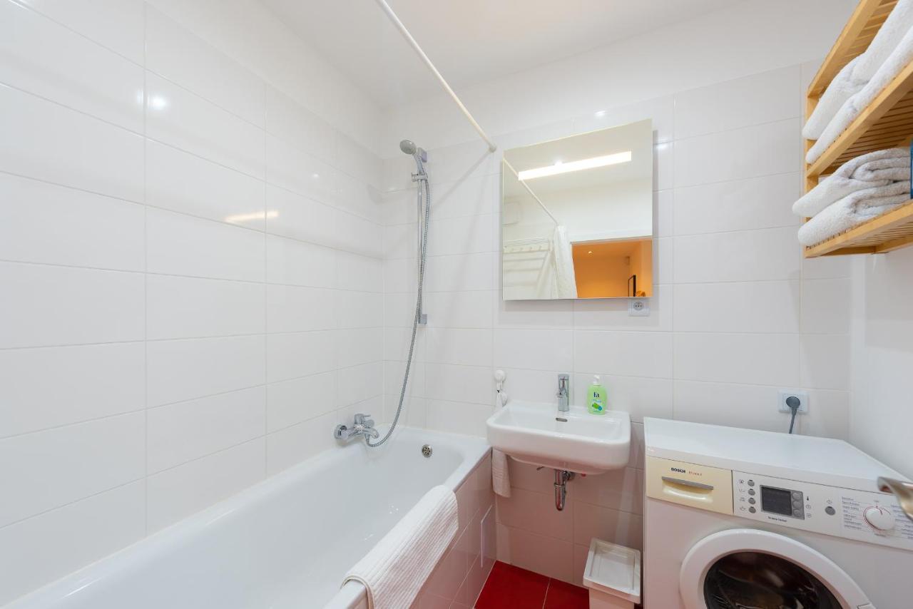 Bright Charming Apt With Terrace, Parking & Airco. 布拉格 外观 照片